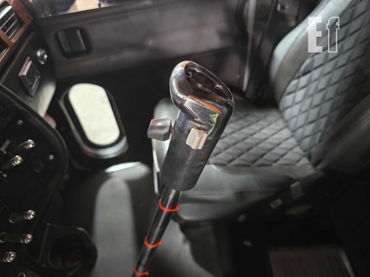 2002-peterbilt-378-image-17