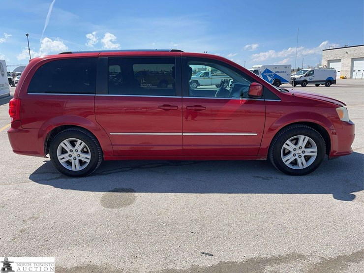 2012-dodge-grand-caravan-crew-image-4