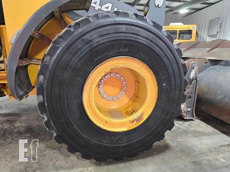 2017-deere-644k-image-29