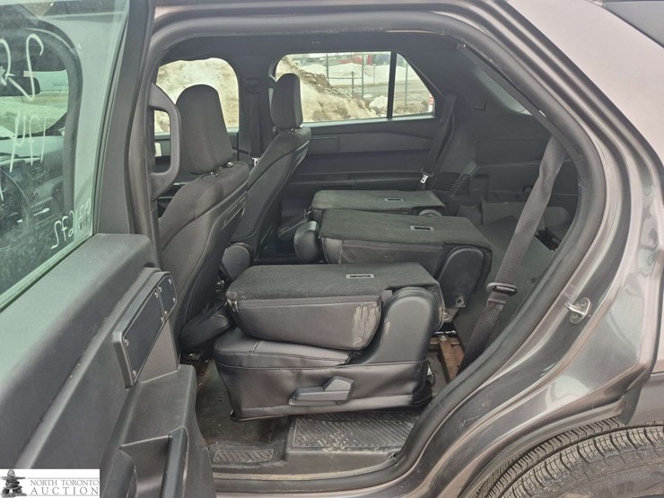 2020-ford-explorer-image-15