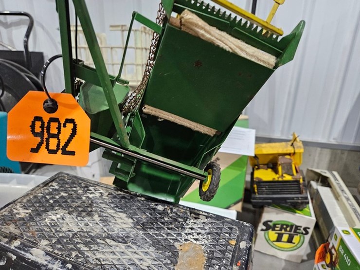 #982-•-john-deere-pull-behind-harvester-metal-toy-image-10