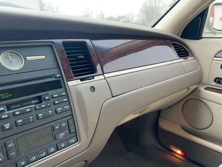 2005-lincoln-town-car-image-58