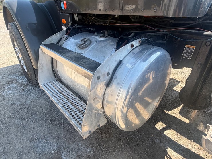 2009-peterbilt-367-image-32