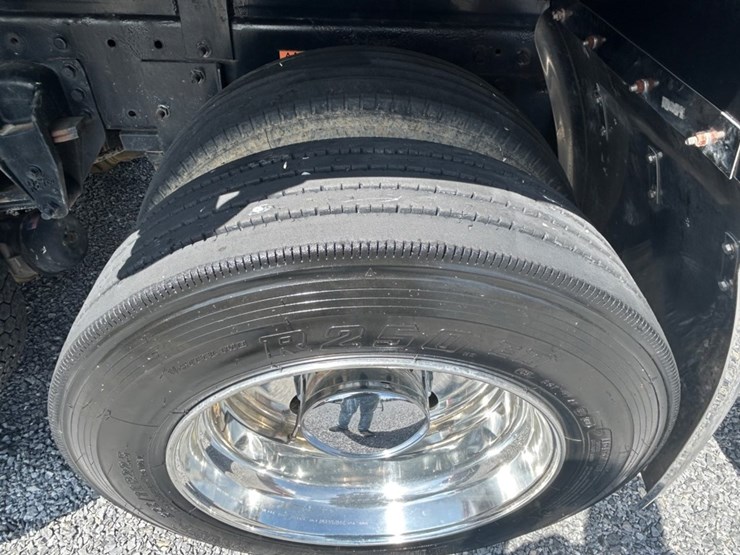 2005-peterbilt-335-image-13