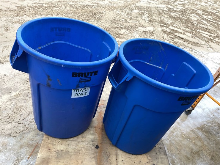 #3946-•-(2)-rubbermaid-brute-55-gallon-trash-barrels-image-3