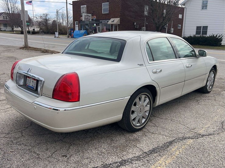 2005-lincoln-town-car-image-5