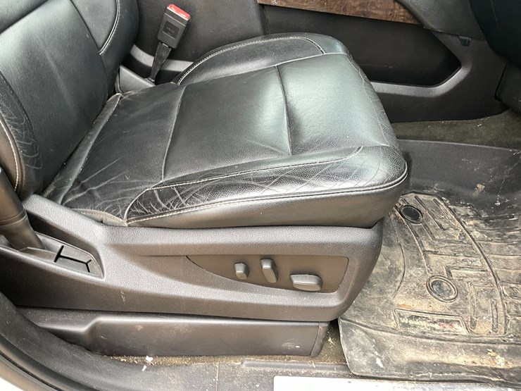 2015-chevrolet-suburban-image-52