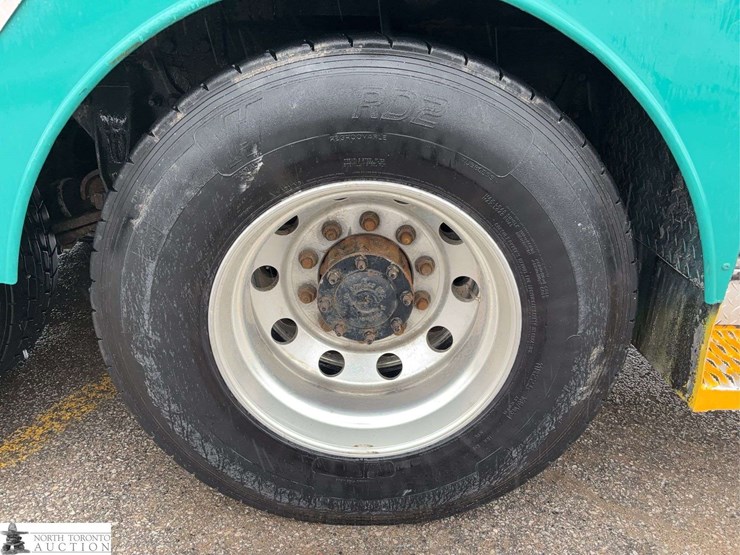 2011-freightliner-m2-106-image-44