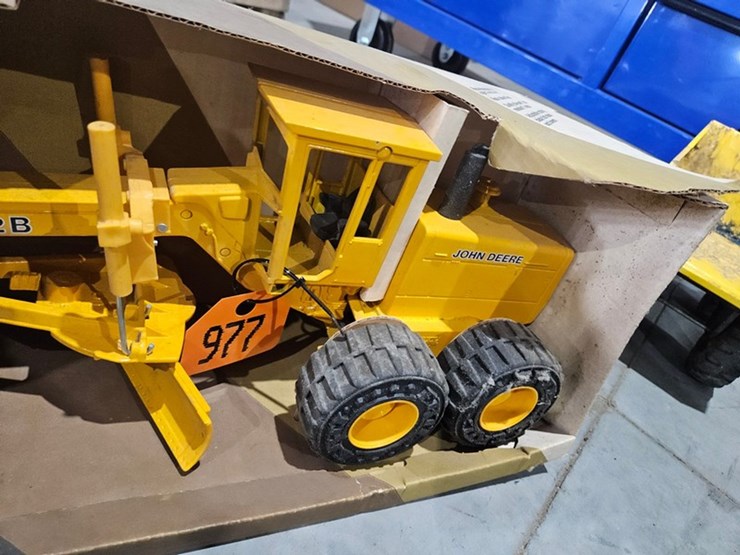 #977-•-john-deere-772b-1/16-die-cast-toy-grader-image-3