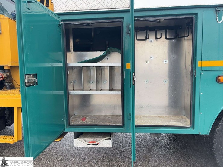 2012-freightliner-m2-106-image-9