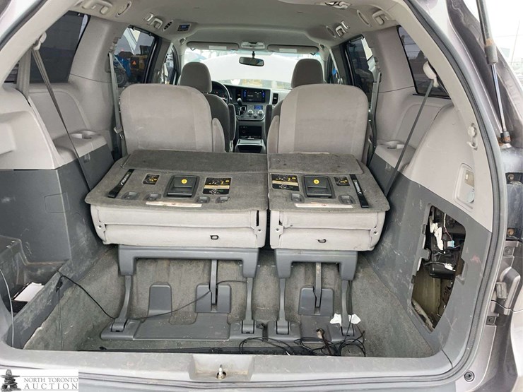 2015-toyota-sienna-image-19