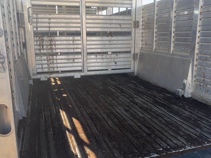 2005-featherlite-8127-livestock-trailer-image-11