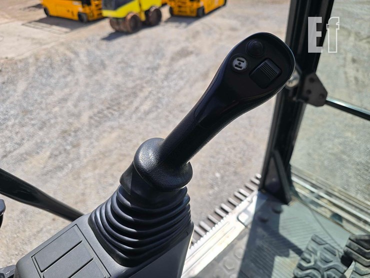 2020-caterpillar-326-image-17