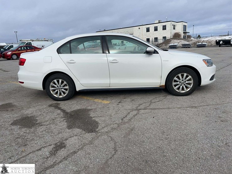 2013-volkswagen-jetta-hybrid-trendline-4dr-sedan-image-4