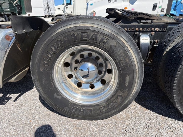 #31953-•-2013-freightliner-tandem-axle-truck-tractor-image-17