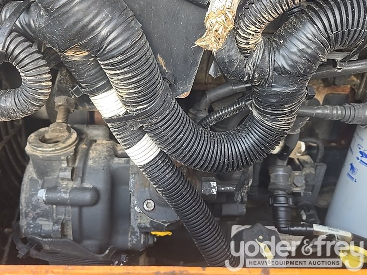 2016-case-750m-image-43