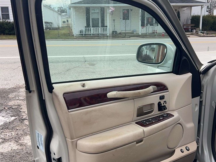 2005-lincoln-town-car-image-46