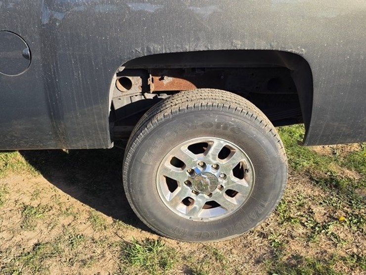 2011-chevrolet-2500-image-13