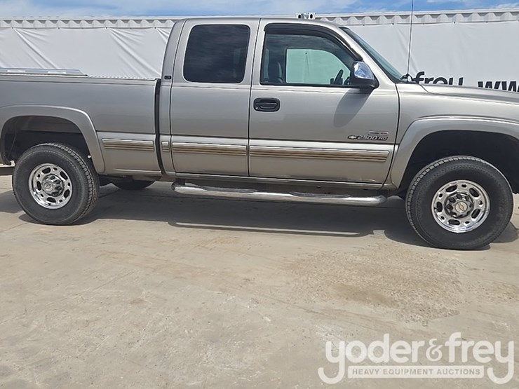 2002-chevrolet-silverado-2500hd-image-14