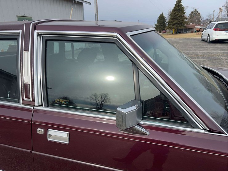 1989-lincoln-town-car-image-40