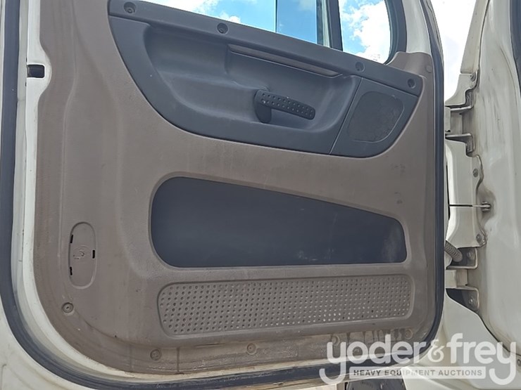 2011-freightliner-cascadia-125-image-74