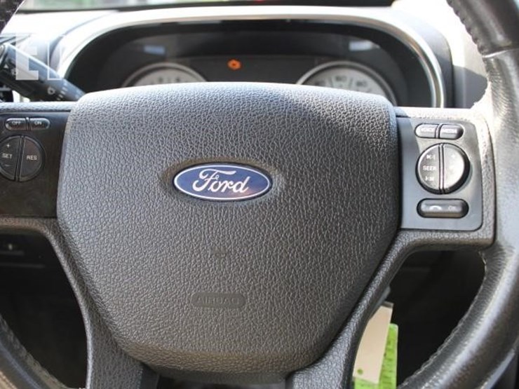 2010-ford-explorer-xlt-image-10