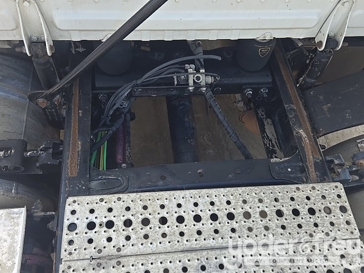 2011-freightliner-cascadia-125-image-17