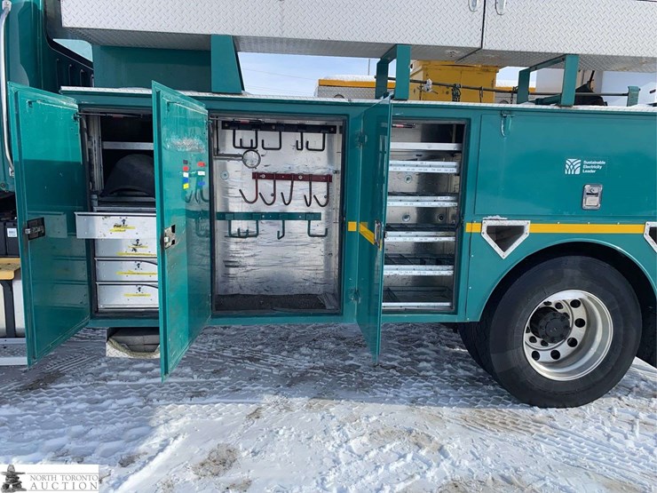 2010-freightliner-m2-106-image-28