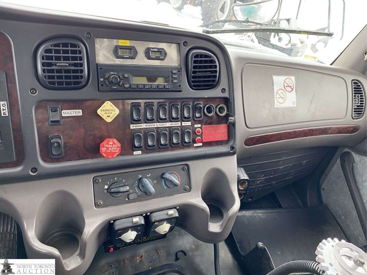 2011-freightliner-m2-106-image-11