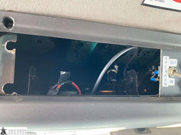 2010-freightliner-m2-106-image-24