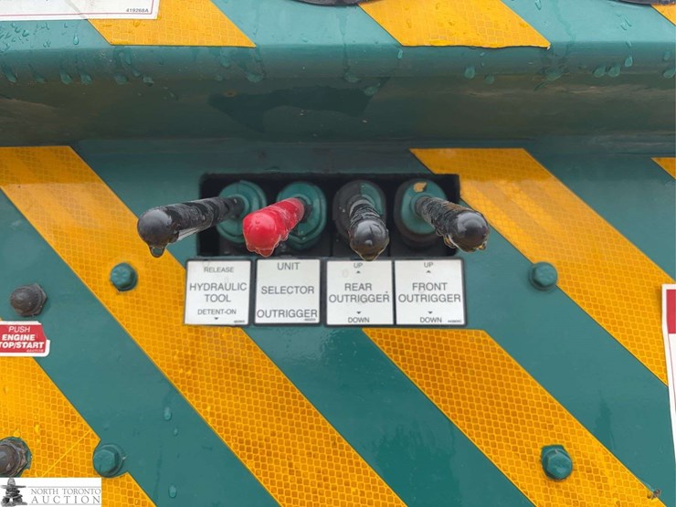 2012-freightliner-m2-106-image-51