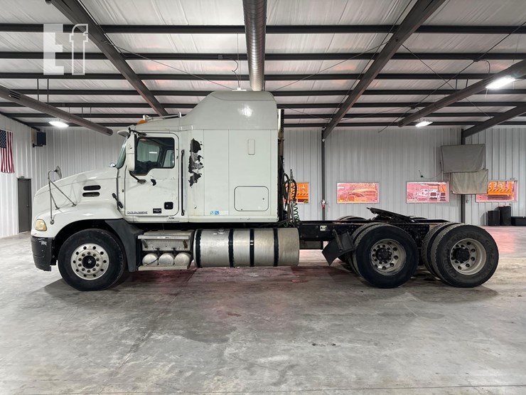 2010-mack-pinnacle-cxu613-image-5