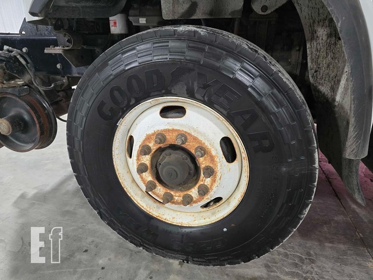 2012-freightliner-m2-106-image-35