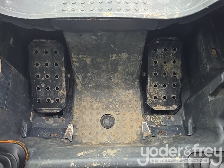 2011-deere-328d-image-42