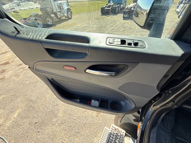 2018-peterbilt-579-image-33