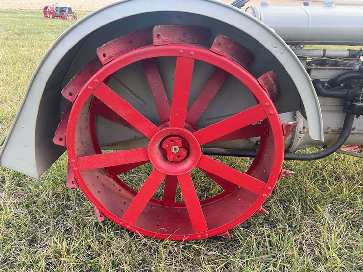 brand-new-never-used-1925-fordson-tractor-image-36