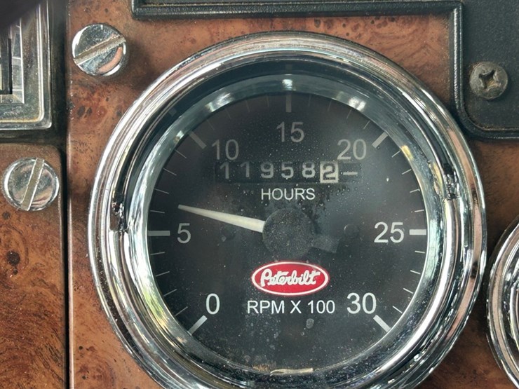 2005-peterbilt-335-image-30