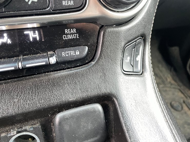 2015-chevrolet-suburban-image-72