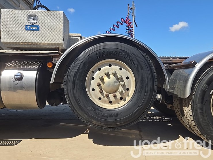 2014-kenworth-t880-image-12