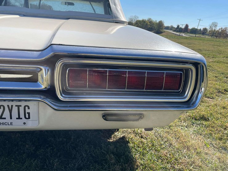 1965-ford-thunderbird-image-32