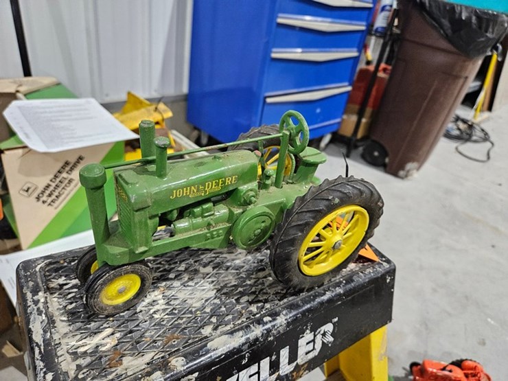 #992-•-john-deere-1/16-metal-toy-tractor-image-1