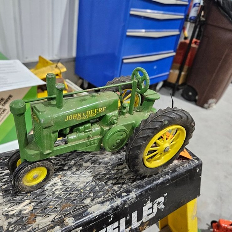 #992 • John Deere 1/16 Metal Toy Tractor