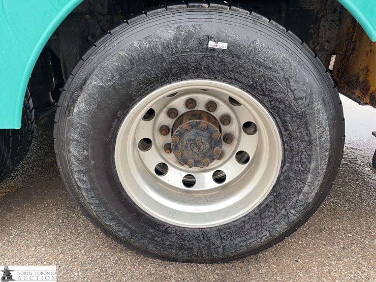 2011-freightliner-m2-106-image-40