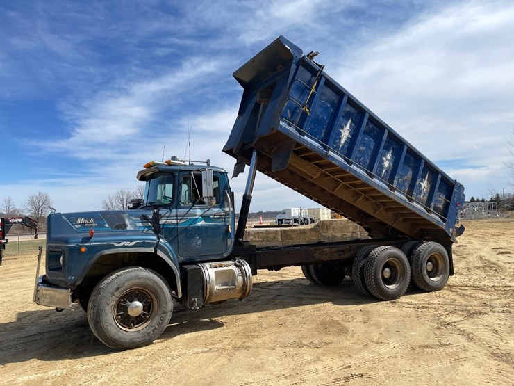#401-•-1991-mack-rb688s-dump-truck-(has-mn-title)-image-71