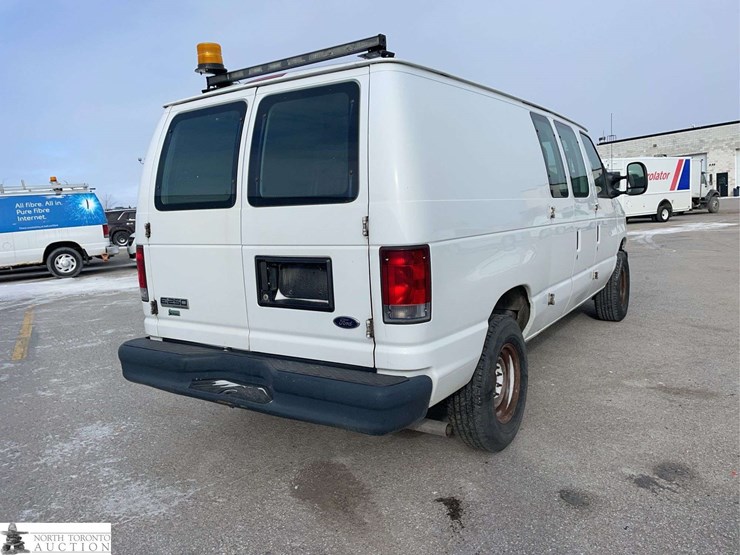 2014-ford-cargo-image-5