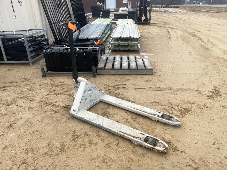 #3917-•-crown-5,000-lbs.-pallet-jack-image-3