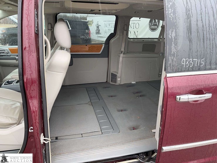 2008-chrysler-town-&-country-image-15