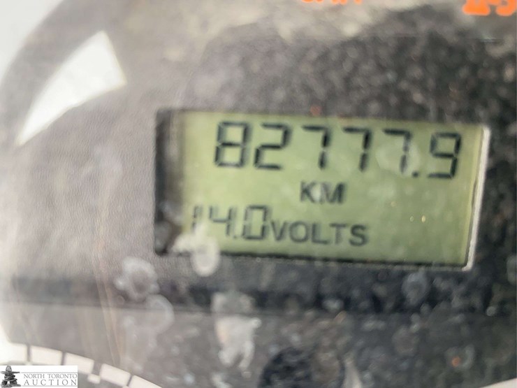 2010-freightliner-m2-106-image-13