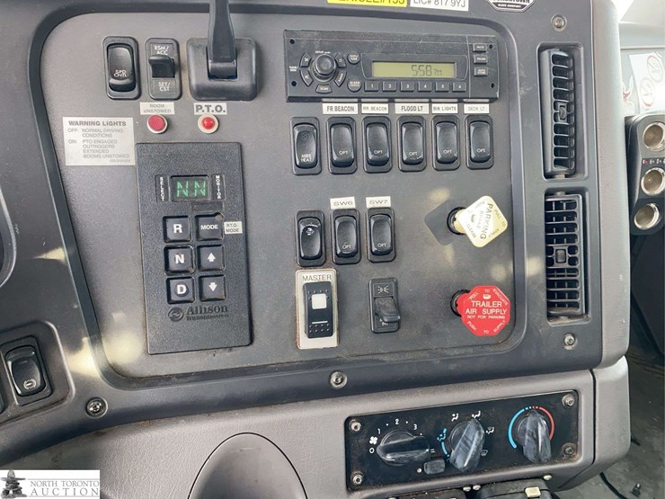 2010-freightliner-m2-106-image-11