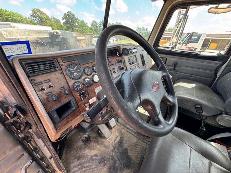 2003-peterbilt-330-image-14